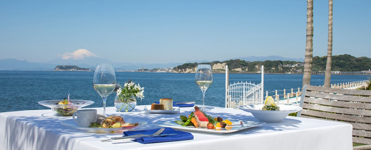 写真:お料理と海