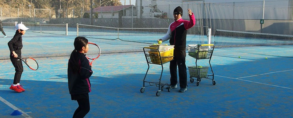 写真:テニスをしている様子