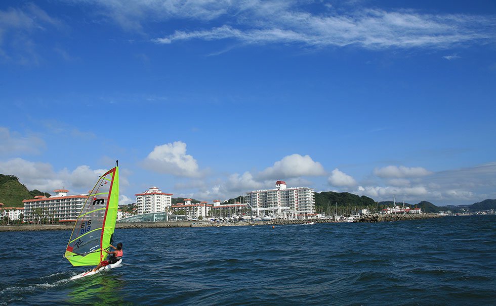 湘南の海から見えるマリーナリゾート