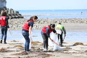 写真:ビーチクリーン活動の様子