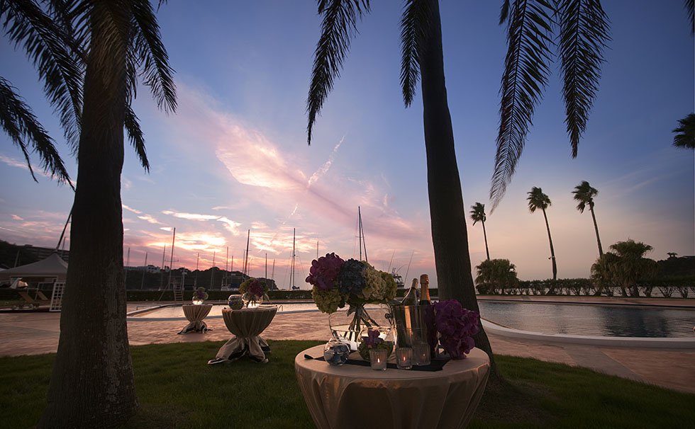 夕暮れのプール