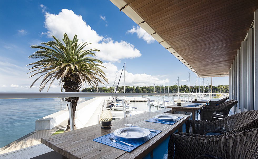 クラブハウスレストランのオーシャンビュー席