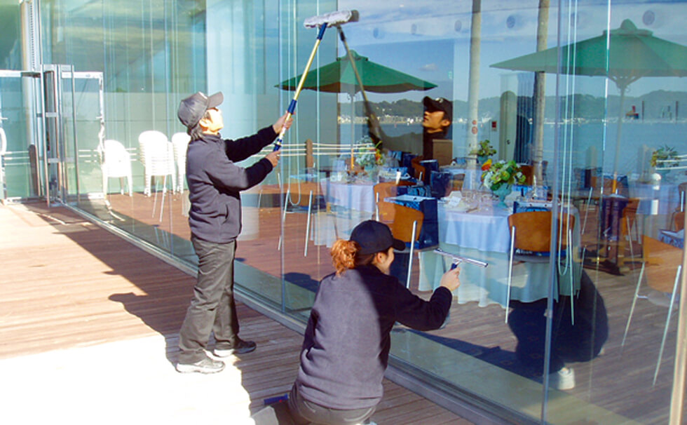 イメージ:清掃をするスタッフ2名