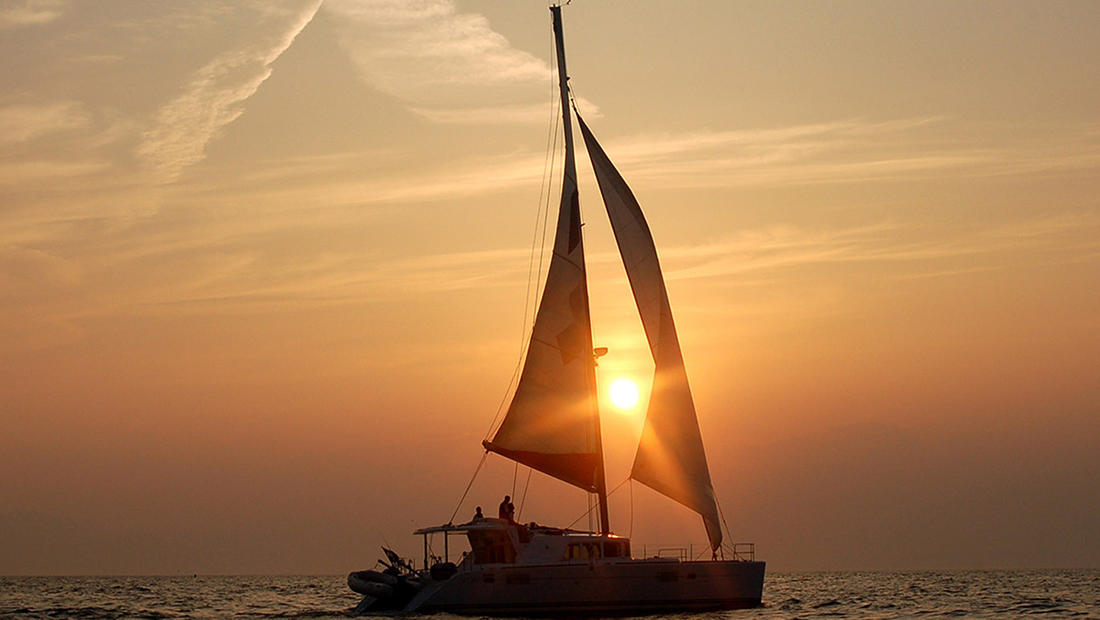 夕暮れのヨット