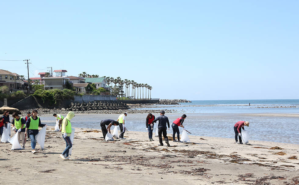 写真：ビーチクリーン活動の様子