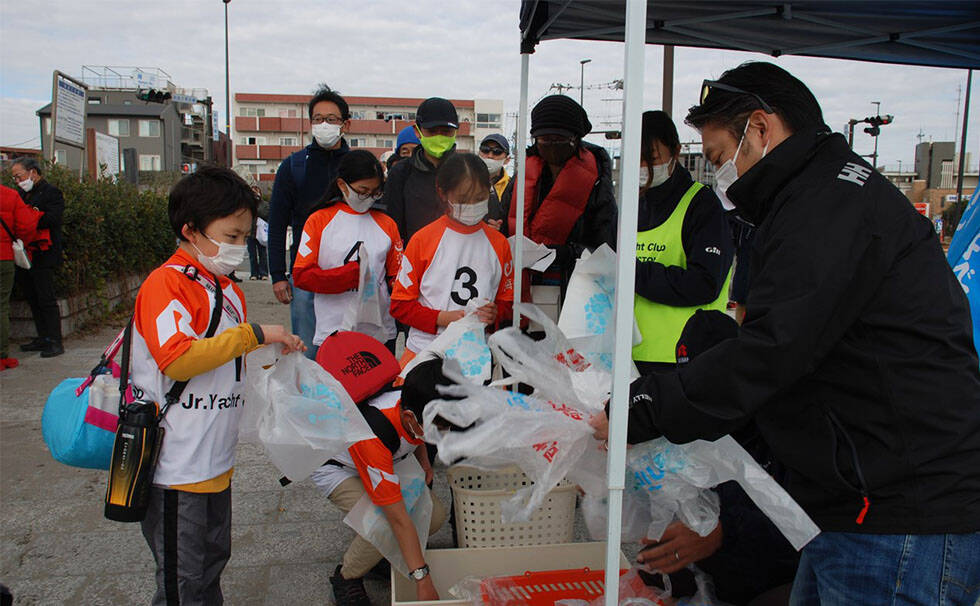 写真：リビエラ湘南ビーチクリーンの様子