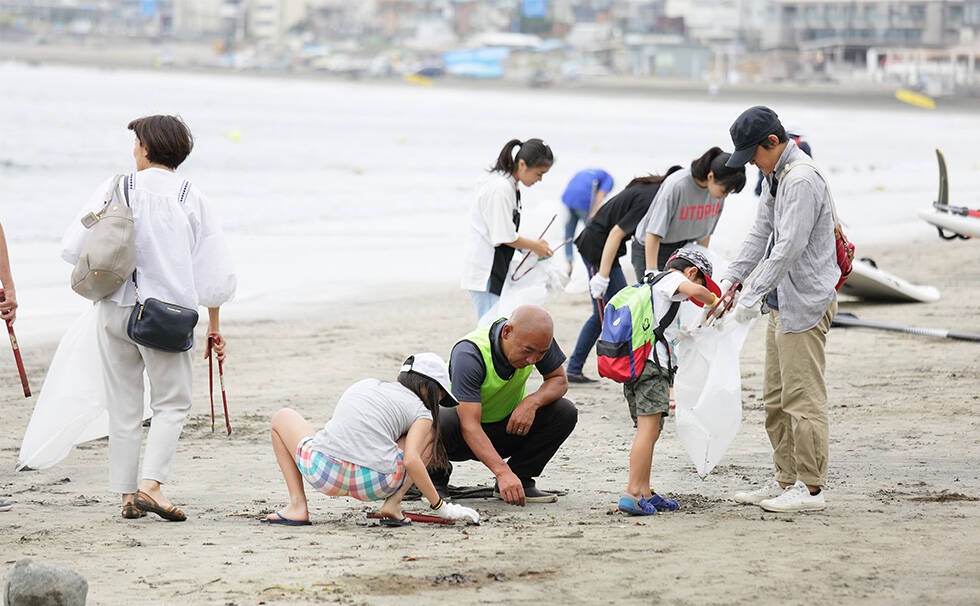 写真:ビーチクリーン活動の様子