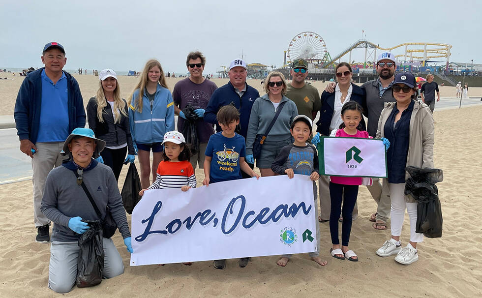 写真:ビーチクリーン活動