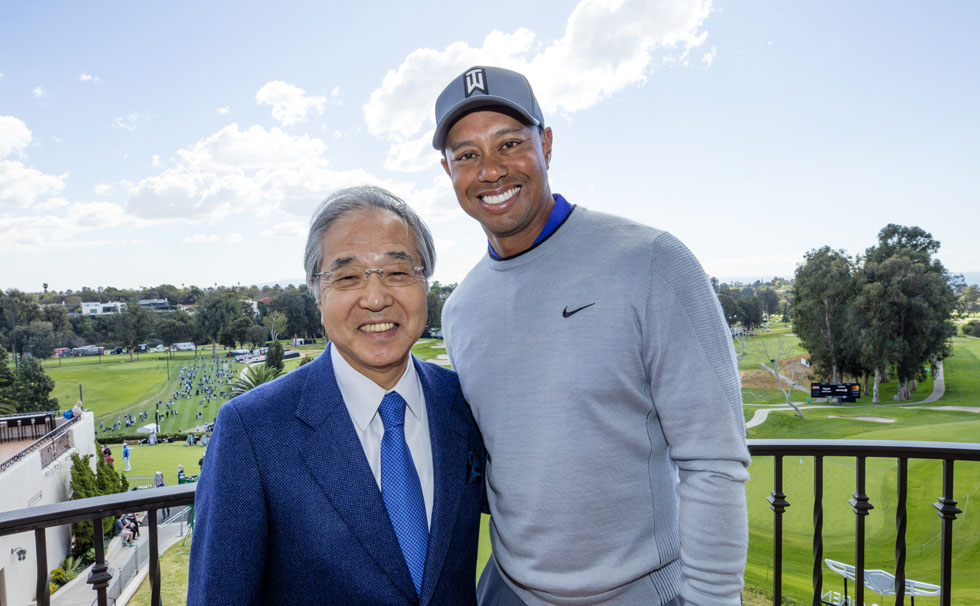 写真：タイガー・ウッズ氏と代表取締役会長兼社長　渡邊 曻