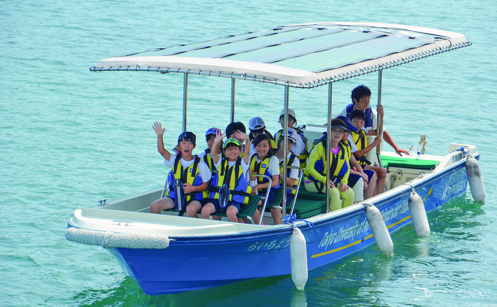 写真:電池推進船「らいちょう」に乗る子供たち