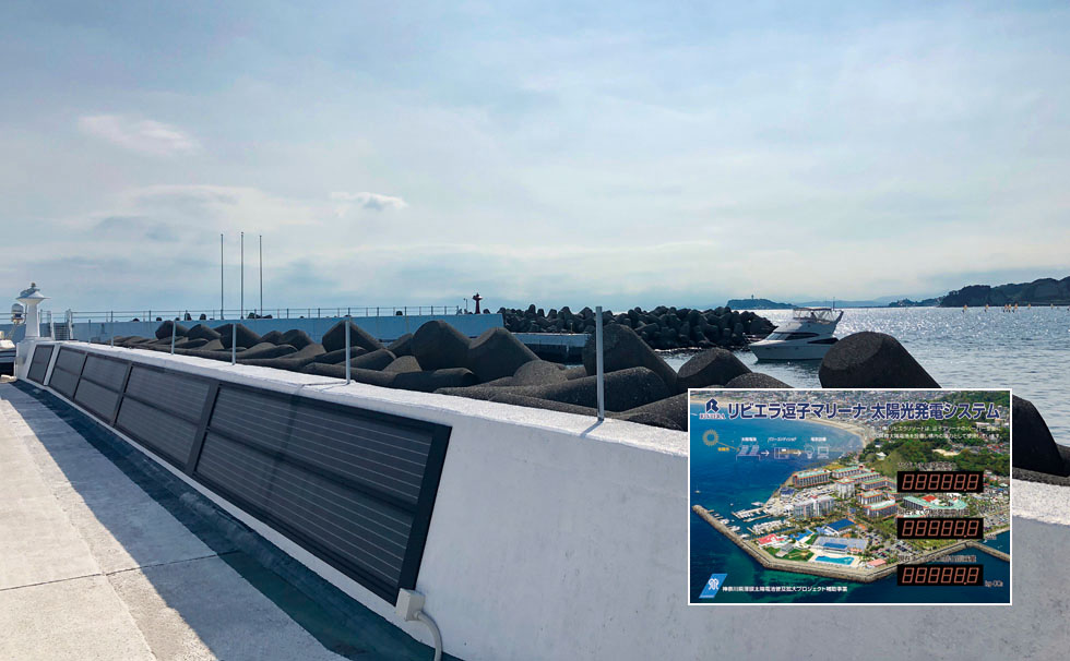 写真:マリーナ岸壁の薄膜太陽光パネル