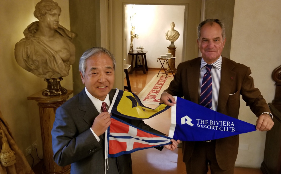 写真：レオナルド・フェラガモ氏（右）と、リビエラホールディングス会長兼社長の渡邊