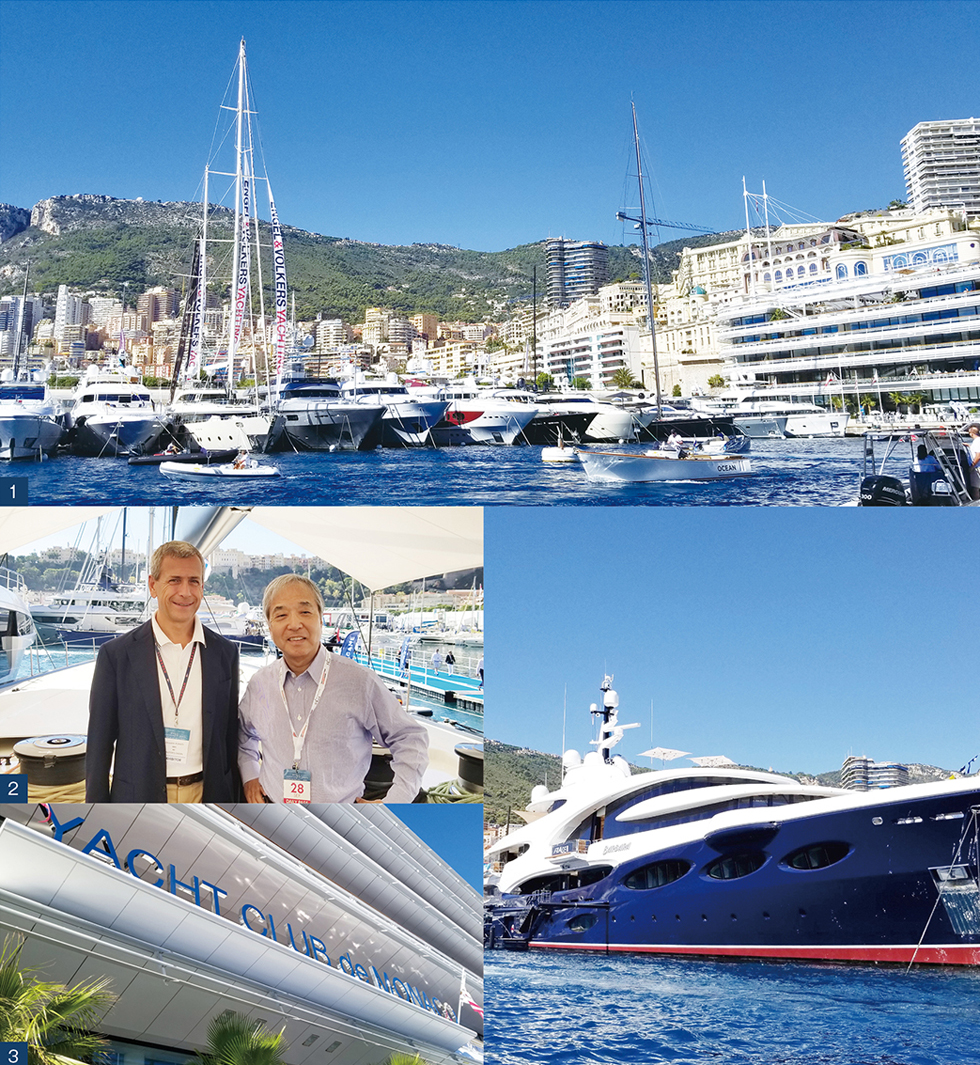 写真:モナコボートショー会場の船の展示の様子
