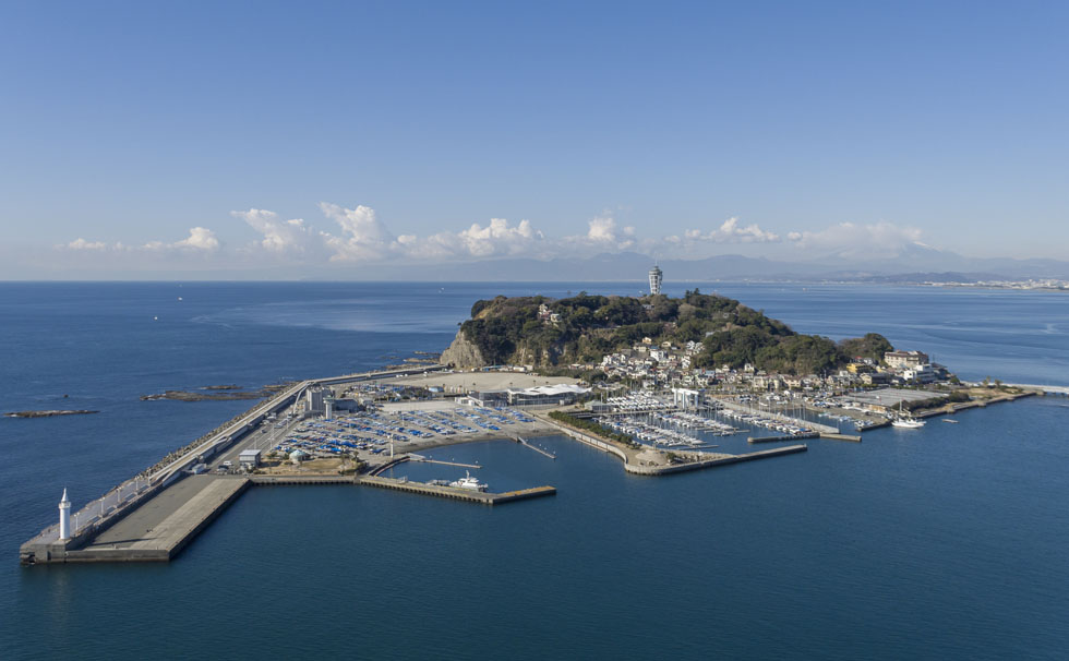 写真:湘南港(江の島)