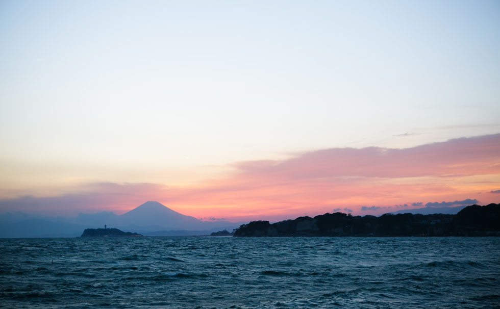 写真:真っ赤なサンセットに浮かび上がる富士山
