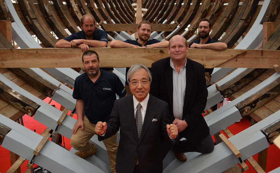 写真:シナーラ船内にて職人たち