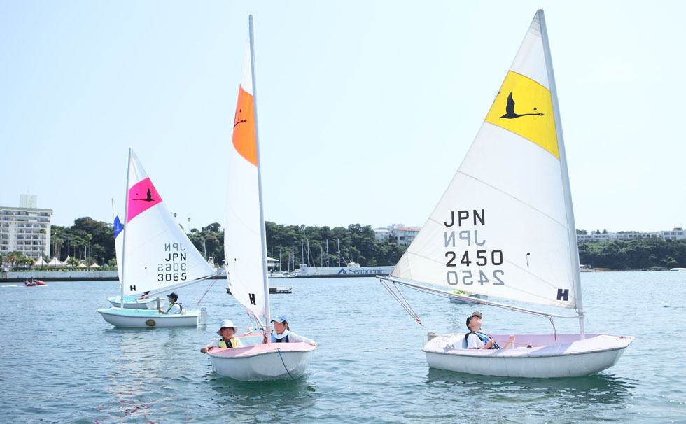 写真：ヨットに乗る子供たち