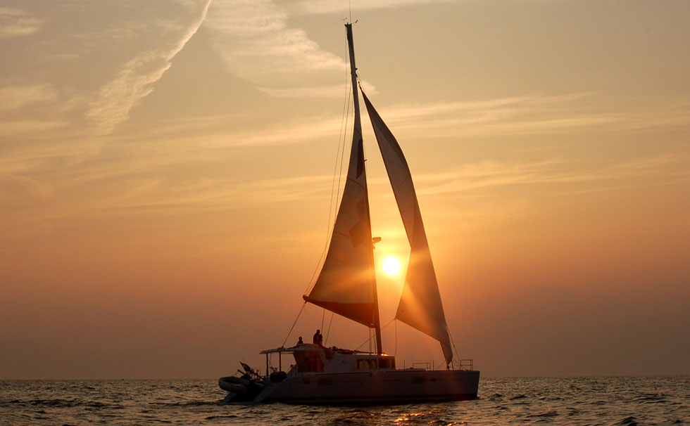 写真：「リビエラ逗子マリーナ」　夕焼けとヨット