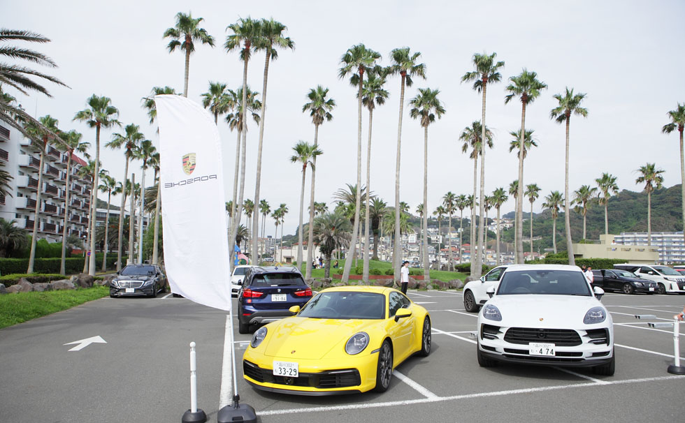 写真:駐車場に並んだポルシェ