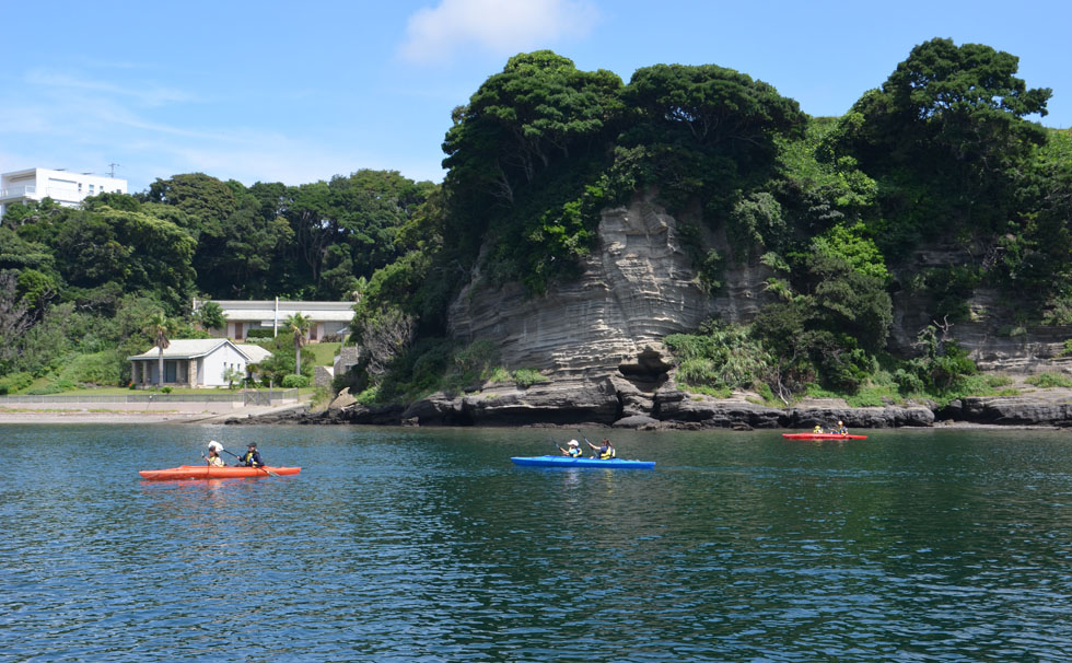 写真：穏やかな海でカヤック