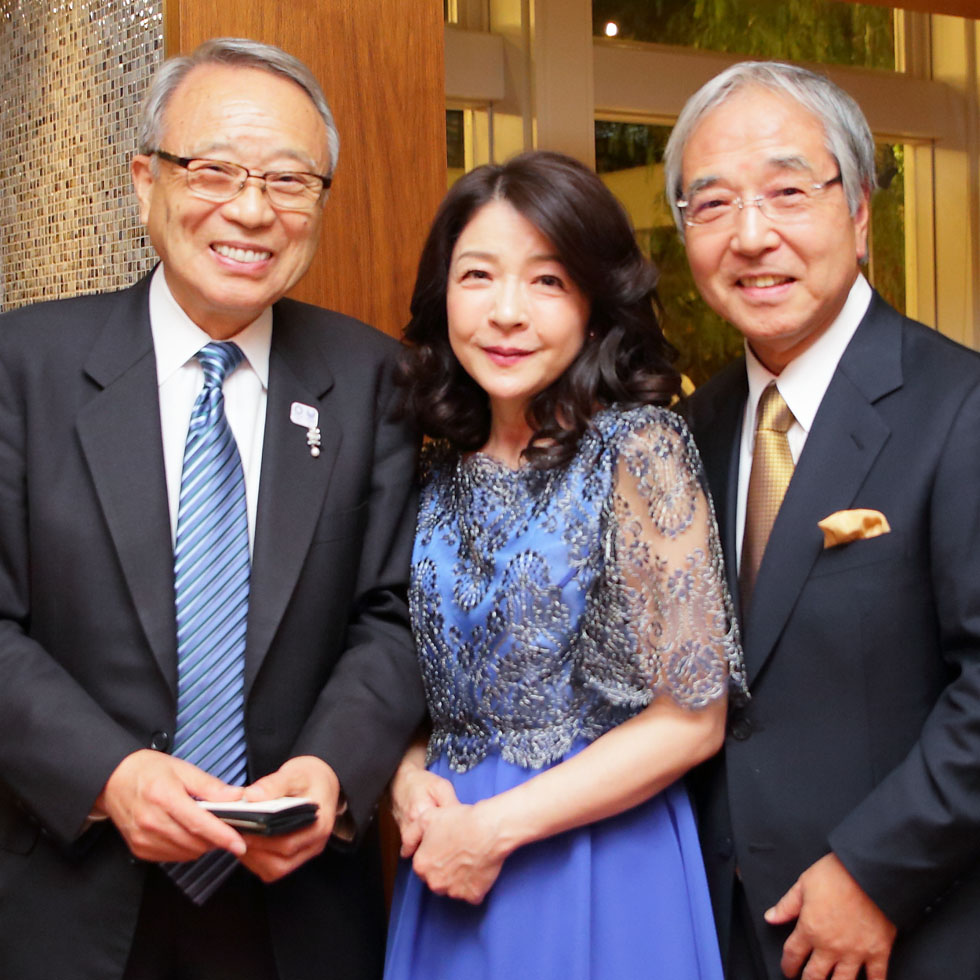 写真：高野之夫氏、仲道郁代氏、代表　渡邊曻