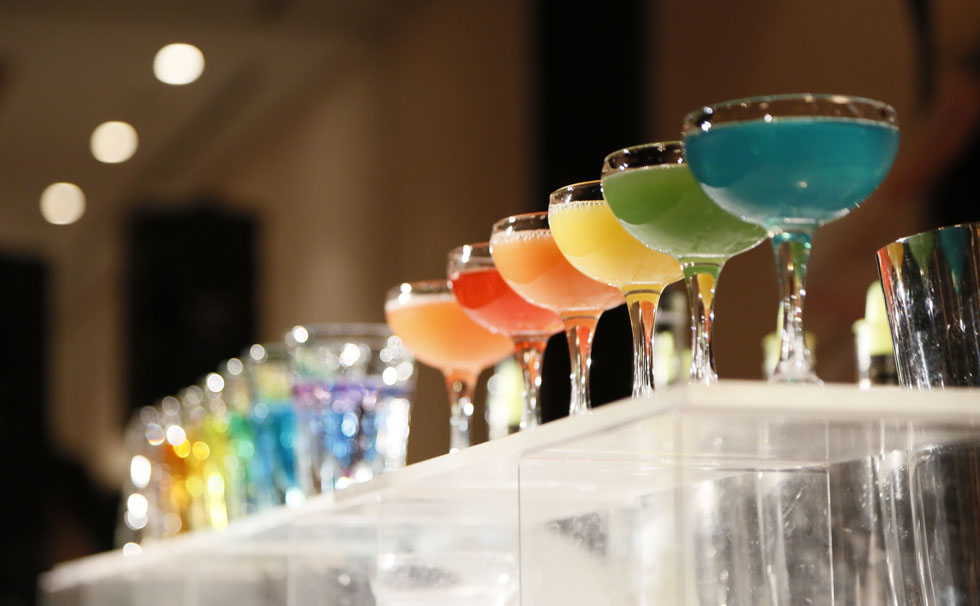 写真:カラフルなカクテル