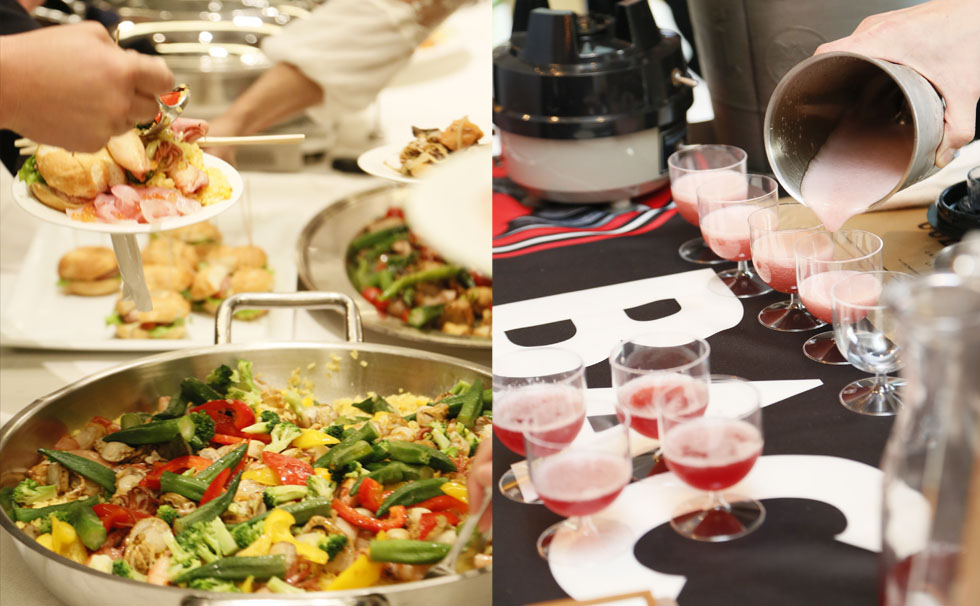 写真:カクテルパーティで並ぶ料理