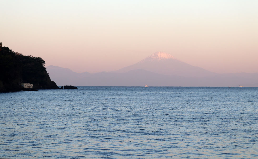 写真：夕暮れの相模湾と富士山