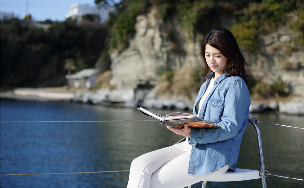 写真:読書する女性