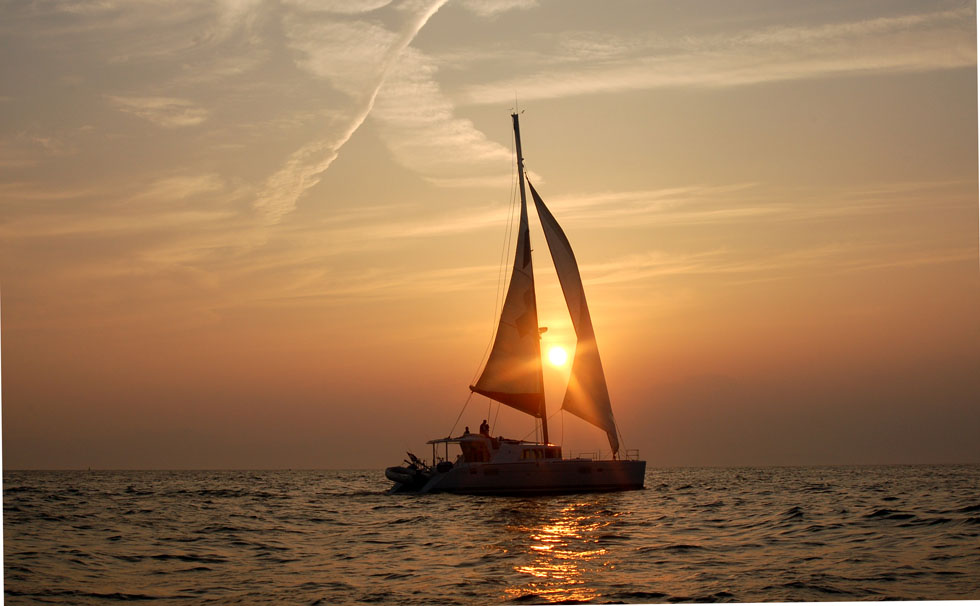 写真:夕暮れの海とヨット