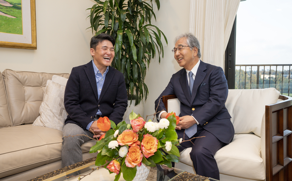 写真リビエラグループ代表・渡邊曻と丸山茂樹選手