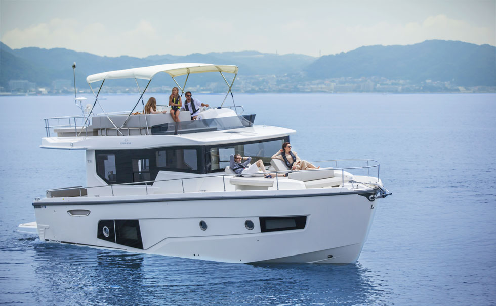 写真：仲間と船上パーティ