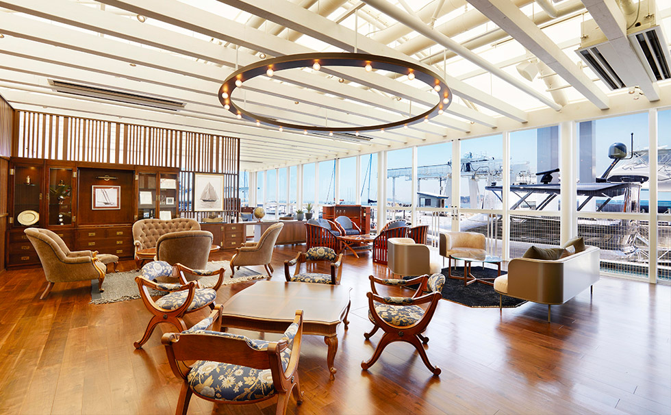 写真:リビエラ逗子マリーナ マリーナラウンジ