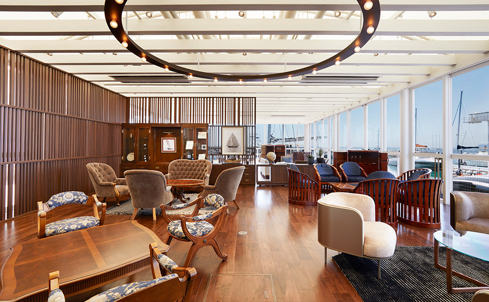 写真:リビエラ逗子マリーナ マリーナラウンジ