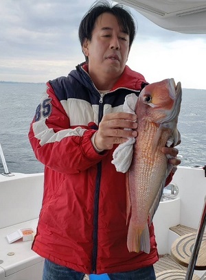 写真:釣り人とアカアマダイ