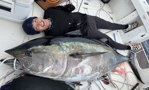 写真:釣り人とクロマグロ
