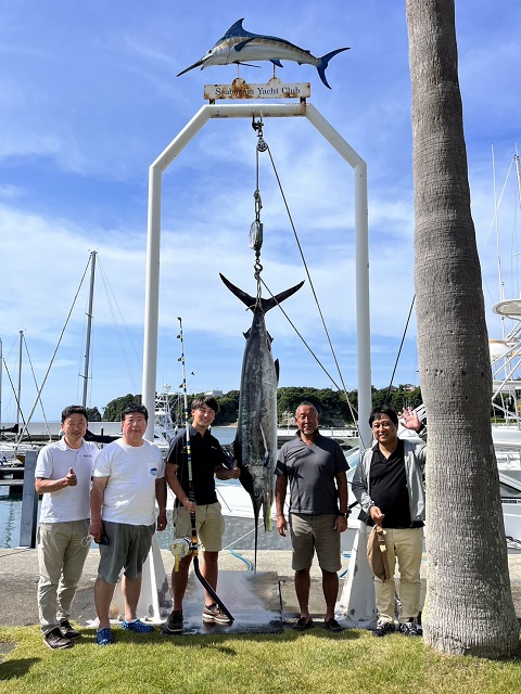 写真:釣り人たちとクロカジキ