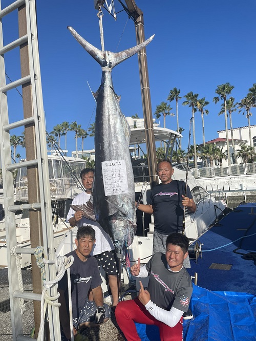 写真:釣り人たちとクロカジキ