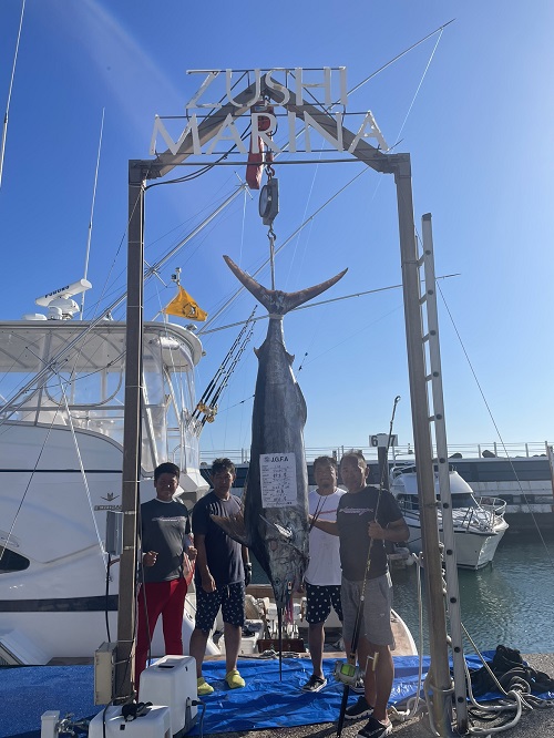 写真:釣り人たちとクロカジキ