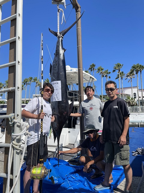 写真:釣り人たちとクロカジキ