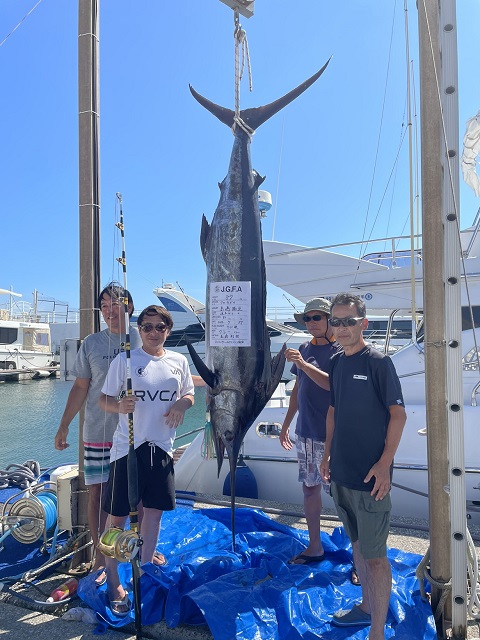 写真:釣り人たちとクロカジキ