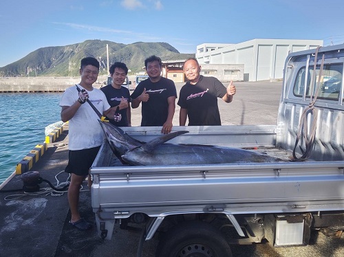 写真:釣り人たちとクロカジキ