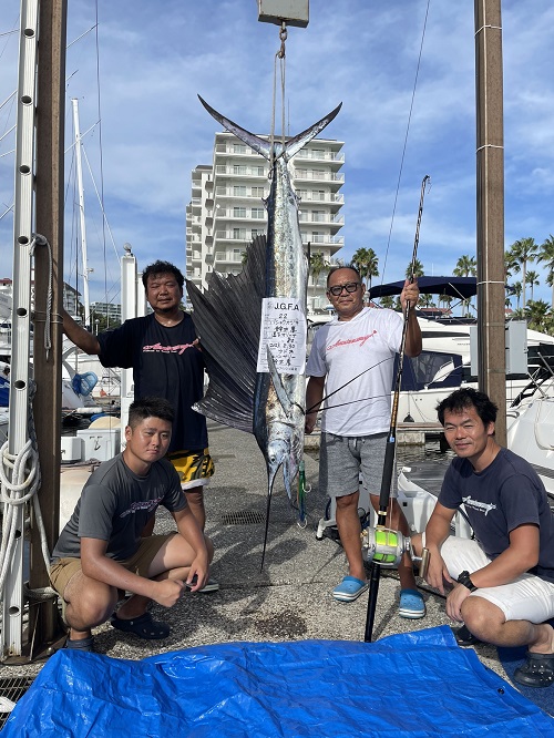 写真:釣り人たちとバショウカジキ
