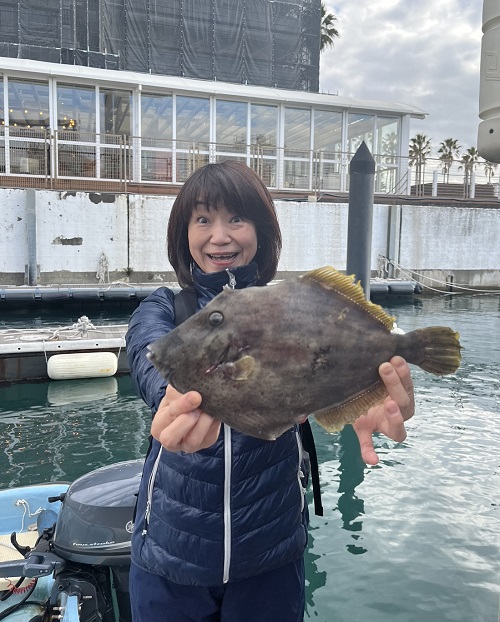 写真:釣り人とカワハギ