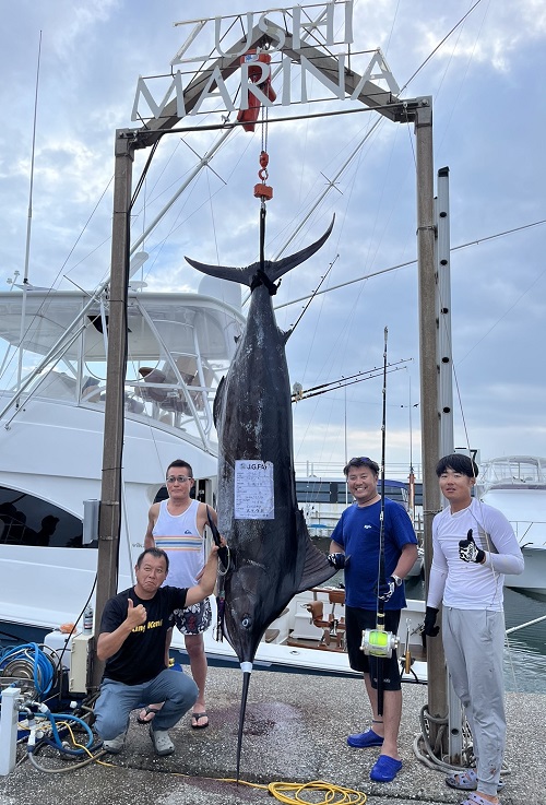 写真:釣り人たちとクロカジキ