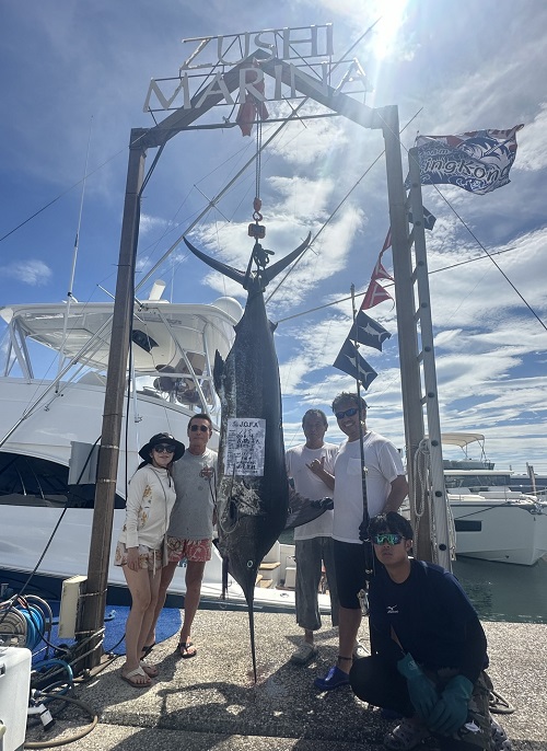 写真:釣り人たちとクロカジキ