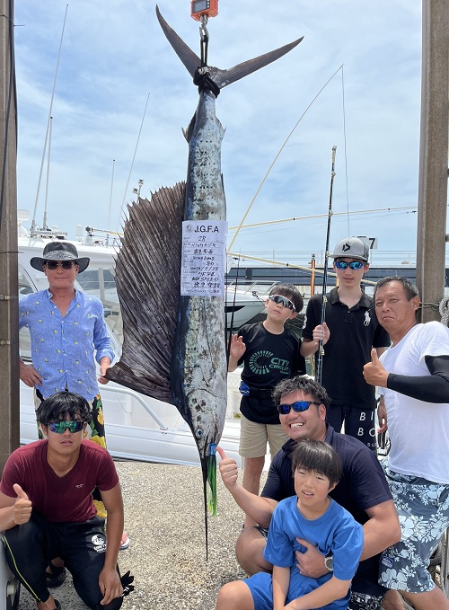 写真:釣り人たちとバショウカジキ