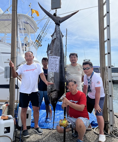写真:釣り人たちとクロカジキ