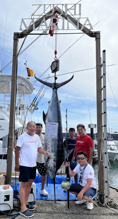 写真:釣り人たちとクロカジキ