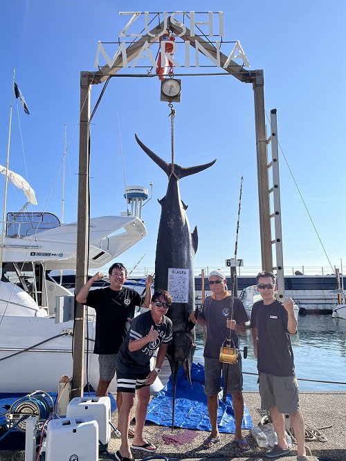 写真:釣り人たちとクロカジキ